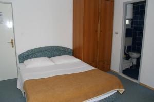 Postel nebo postele na pokoji v ubytování Apartments by the sea Podgora, Makarska - 518
