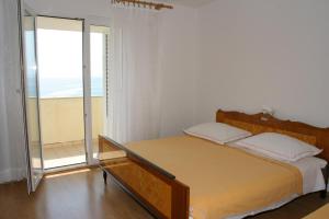 Postel nebo postele na pokoji v ubytování Apartments by the sea Podgora, Makarska - 518