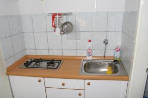 Kuchyň nebo kuchyňský kout v ubytování Apartments by the sea Podgora, Makarska - 518