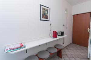 una stanza con bancone, tavolo e due sgabelli di Apartments by the sea Podaca, Makarska - 516 a Podaca