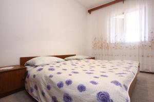 ザヴァラティサにあるApartments with parking space Zavalatica, Korcula - 545のベッドと窓のある寝室