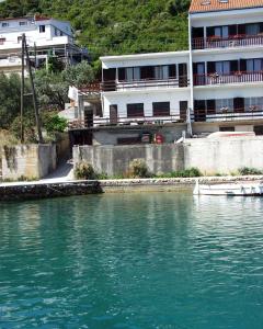 Luka的住宿－Apartments by the sea Luka, Dugi otok - 441，水体旁的建筑物