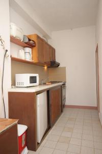 eine Küche mit einer Spüle und einer Mikrowelle in der Unterkunft Apartments by the sea Luka, Dugi otok - 441 in Luka