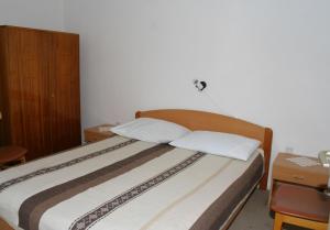 ein Schlafzimmer mit einem Bett mit zwei weißen Kissen in der Unterkunft Apartment Podgora 518a in Podgora