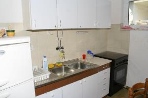 eine Küche mit Spüle und Herd in der Unterkunft Apartment Podgora 518a in Podgora