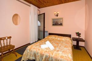 sypialnia z łóżkiem, krzesłem i oknem w obiekcie Apartments and rooms by the sea Zivogosce - Blato, Makarska - 521 w mieście Igrane