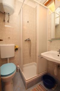 een badkamer met een douche, een toilet en een wastafel bij Apartments by the sea Veli Rat, Dugi otok - 438 in Veli Rat