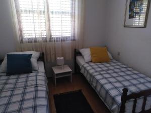 Posteľ alebo postele v izbe v ubytovaní Apartments by the sea Basina, Hvar - 542