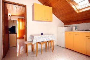 Kuchyňa alebo kuchynka v ubytovaní Apartments by the sea Basina, Hvar - 542