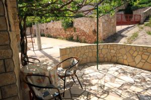 Patio alebo iná vonkajšia časť ubytovania Apartments by the sea Basina, Hvar - 542