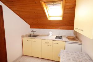 Kuchyňa alebo kuchynka v ubytovaní Apartments by the sea Basina, Hvar - 542 + 37 fotografií