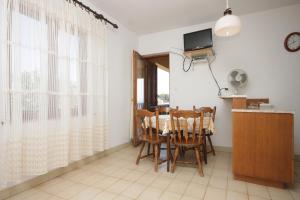 TV a/nebo společenská místnost v ubytování Apartments by the sea Sali, Dugi otok - 454
