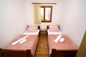 Postel nebo postele na pokoji v ubytování Apartments by the sea Zaboric, Sibenik - 468