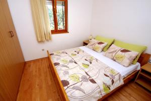 Postel nebo postele na pokoji v ubytování Apartments by the sea Zaboric, Sibenik - 468