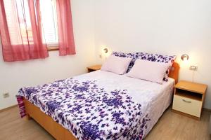 Postel nebo postele na pokoji v ubytování Apartments by the sea Zaboric, Sibenik - 468