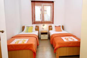 Postel nebo postele na pokoji v ubytování Apartments by the sea Zaboric, Sibenik - 468