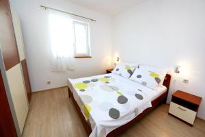 Postel nebo postele na pokoji v ubytování Apartments by the sea Zaboric, Sibenik - 468