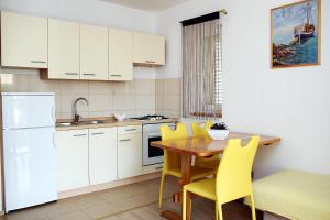 Kuchyň nebo kuchyňský kout v ubytování Apartments by the sea Zaboric, Sibenik - 468