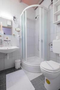 シベニクにあるRooms by the sea Brodarica, Sibenik - 478のシャワー、トイレ、洗面台を備えたバスルーム