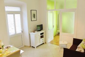 salon z telewizorem na białej szafce w obiekcie Apartments by the sea Korcula - 549 w Korčuli