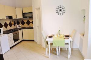 Zdjęcie z galerii obiektu Apartments by the sea Korcula - 549 w Korčuli