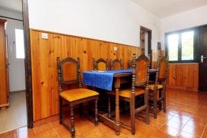 uma sala de conferências com mesa e cadeiras em Apartments by the sea Zavalatica, Korcula - 546 em Zavalatica