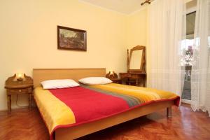 Posteľ alebo postele v izbe v ubytovaní Apartments by the sea Pag - 529