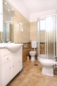 Kúpeľňa v ubytovaní Apartments by the sea Pag - 529 + 20 fotografií