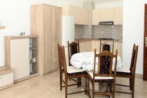 Kuchyňa alebo kuchynka v ubytovaní Apartments by the sea Pag - 529