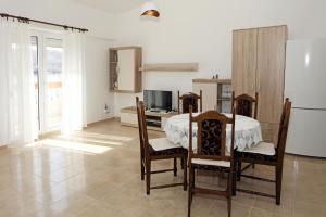 Televízia a/alebo spoločenská miestnosť v ubytovaní Apartments by the sea Pag - 529
