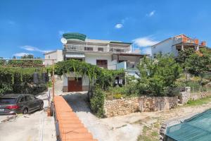 グレバシュティツァにあるApartments by the sea Grebastica, Sibenik - 480の前に車が駐車されている家