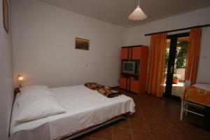 Postel nebo postele na pokoji v ubytování Apartments by the sea Mandre, Pag - 523
