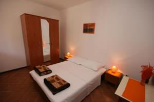 Un dormitorio con una cama con dos bandejas. en Apartments by the sea Mandre, Pag - 523, en Kolan