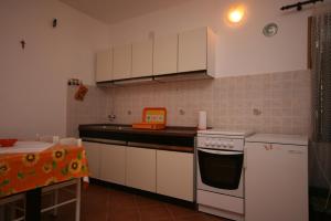 Kuchyň nebo kuchyňský kout v ubytování Apartments by the sea Mandre, Pag - 523