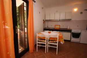 Kuchyň nebo kuchyňský kout v ubytování Apartments by the sea Mandre, Pag - 523