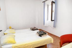 Postel nebo postele na pokoji v ubytování Apartments by the sea Mandre, Pag - 523
