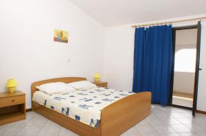 Postel nebo postele na pokoji v ubytování Apartments by the sea Mandre, Pag - 523