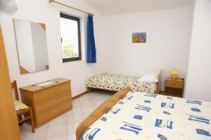 Postel nebo postele na pokoji v ubytování Apartments by the sea Mandre, Pag - 523