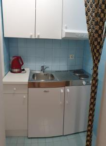 Kuchyňa alebo kuchynka v ubytovaní Apartments by the sea Podaca, Makarska - 515