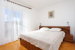 Postel nebo postele na pokoji v ubytování Apartments by the sea Grebastica, Sibenik - 471