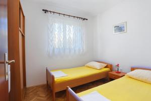 Postel nebo postele na pokoji v ubytování Apartments by the sea Grebastica, Sibenik - 471