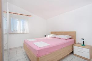 Postel nebo postele na pokoji v ubytování Apartments by the sea Grebastica, Sibenik - 471