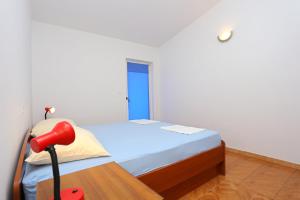 Postel nebo postele na pokoji v ubytování Apartments by the sea Grebastica, Sibenik - 471