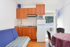 Kuchyň nebo kuchyňský kout v ubytování Apartments by the sea Grebastica, Sibenik - 471