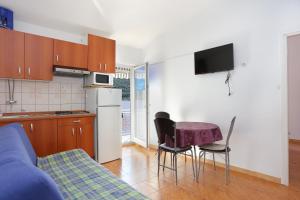 Kuchyň nebo kuchyňský kout v ubytování Apartments by the sea Grebastica, Sibenik - 471