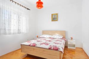 Postel nebo postele na pokoji v ubytování Apartments by the sea Grebastica, Sibenik - 471