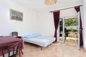 Postel nebo postele na pokoji v ubytování Apartments by the sea Grebastica, Sibenik - 471