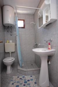 e bagno con servizi igienici, lavandino e doccia. di Apartments with a parking space Sali, Dugi otok - 447 a Sali (Sale)