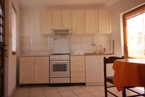 Kuchyňa alebo kuchynka v ubytovaní Apartments with parking spaces Sali, Dugi otok - 447