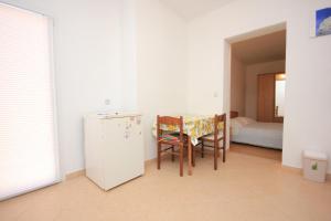 una piccola cucina con tavolo e frigorifero di Apartments with a parking space Sali, Dugi otok - 447 a Sali (Sale)